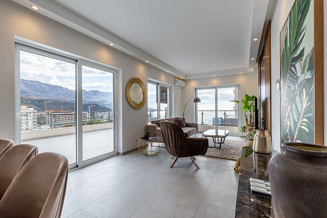 For sale: a spacious and luxuriously furnished three-bedroom apartment in the Sunny Side complex.